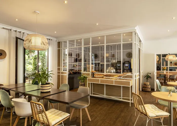 Cheap hotels Paris Louis Blanc